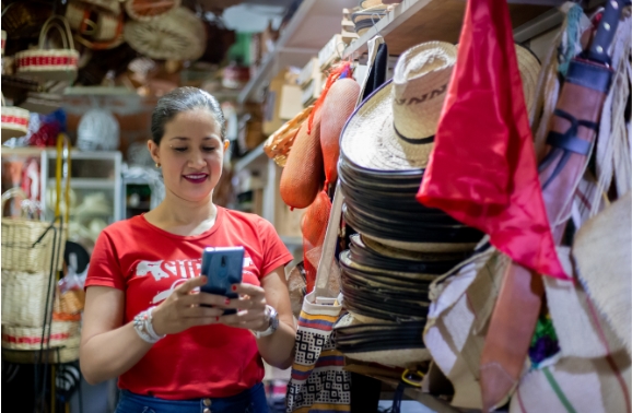 Mujer revisando el celular Mujer revisando el celular