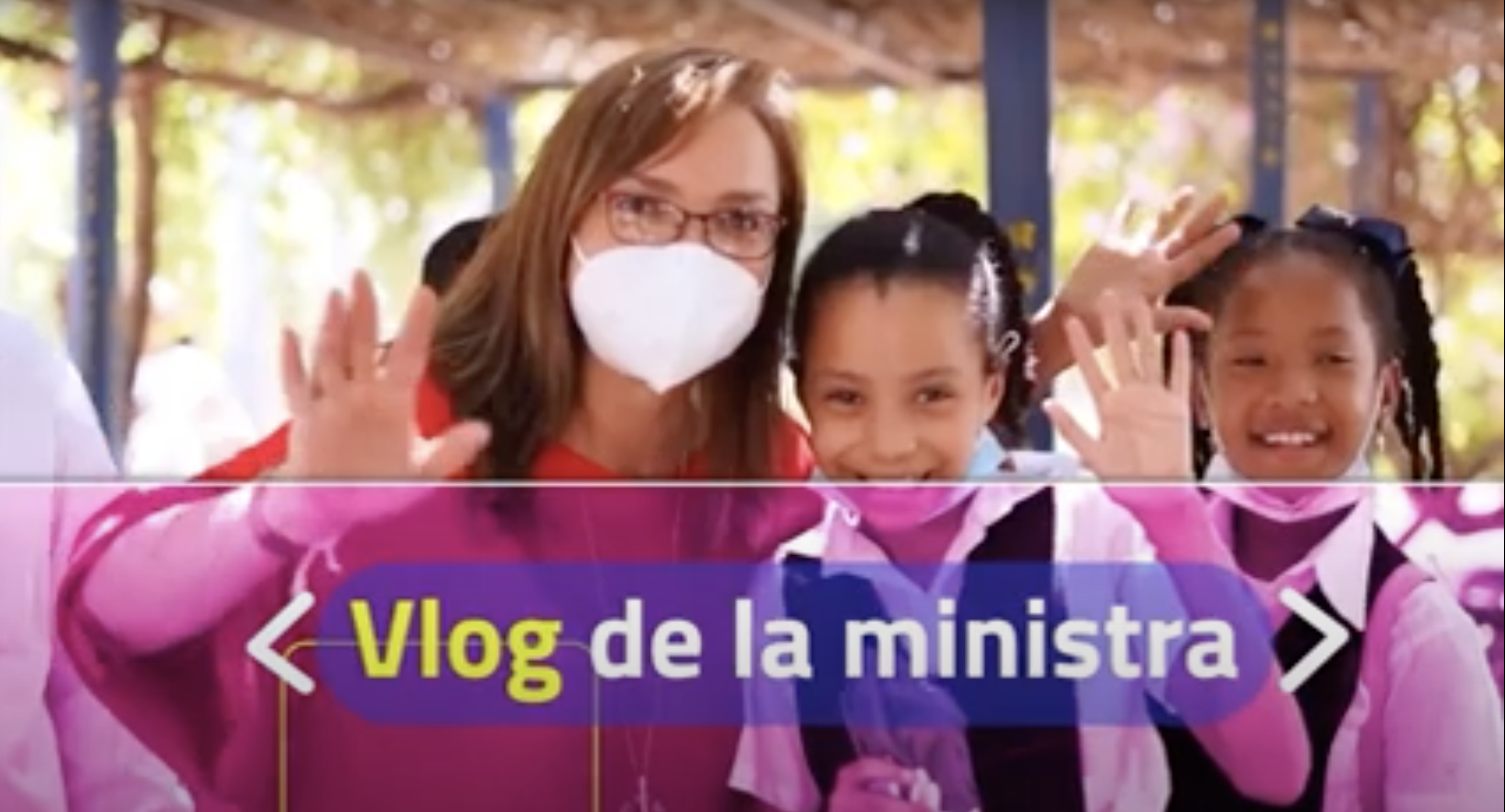Ministra con niñas