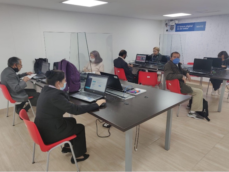 Beneficiarios de los cursos Llegamos con TIC que han encontrado en el Punto Digital, del Ministerio TIC, un espacio de encuentro y un lugar para aprender sobre las tecnologías de la información y las comunicaciones.